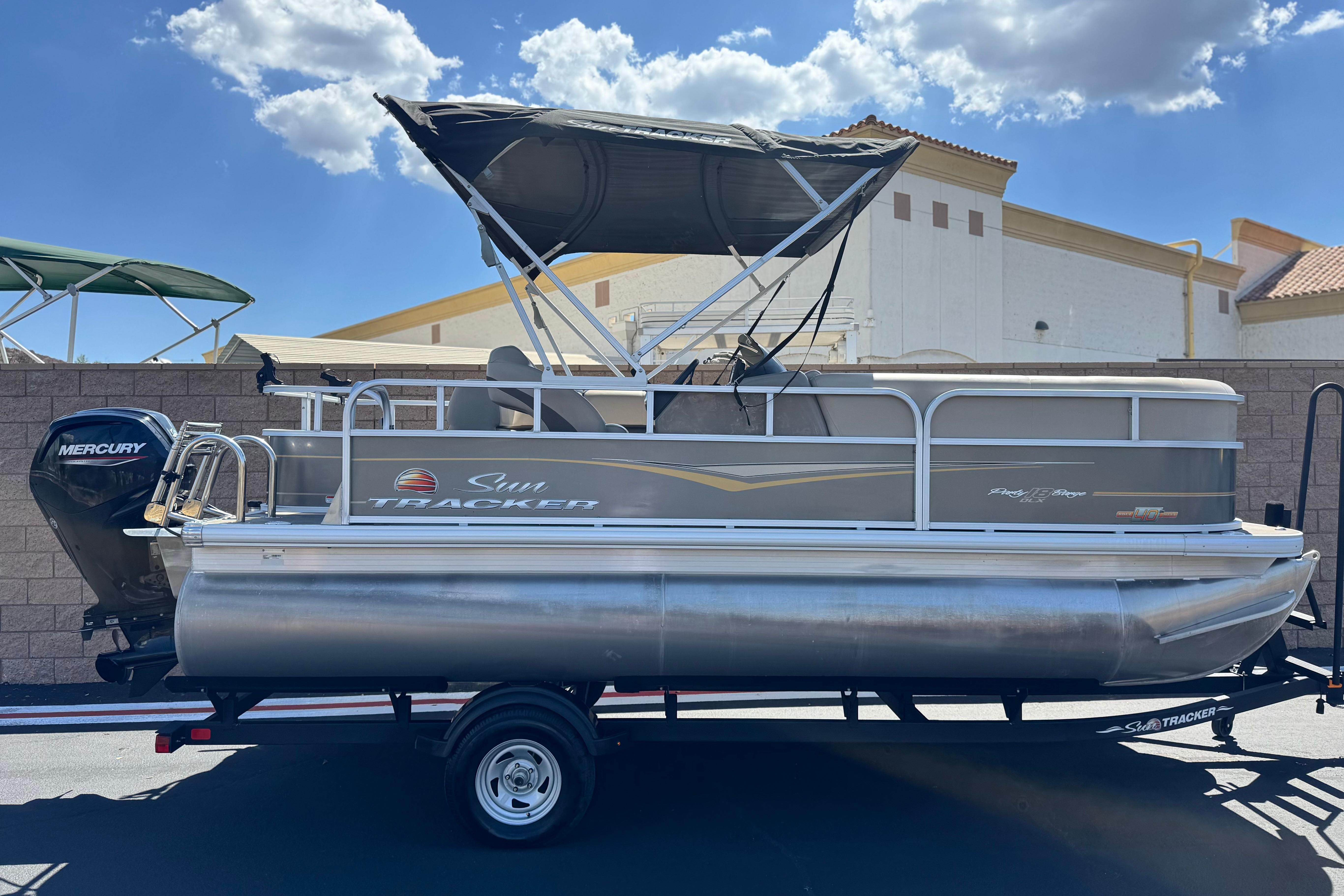 Sun Tracker Party Barge 18 DLX