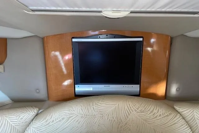 Seahorse Yacht Photos Pics 2007 Chaparral 330 Signature cabin with TV and comfortable seating.