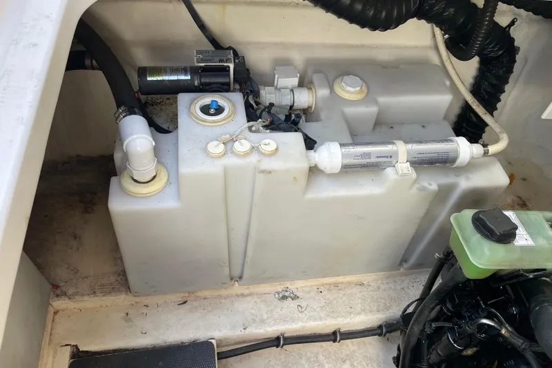 Seahorse Yacht Photos Pics 2007 Chaparral 330 Signature boat engine compartment with water tank and filtration system.