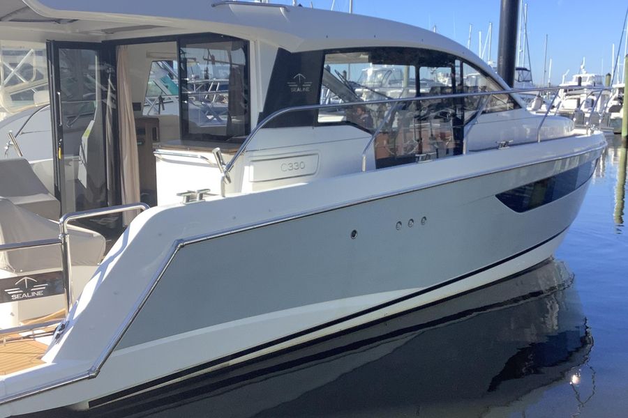 2016 Sealine C330