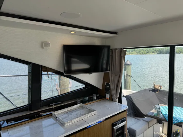 Graceful Yacht Photos Pics Interior of 2017 Sea Ray Sundancer 460 yacht with TV and waterfront view.