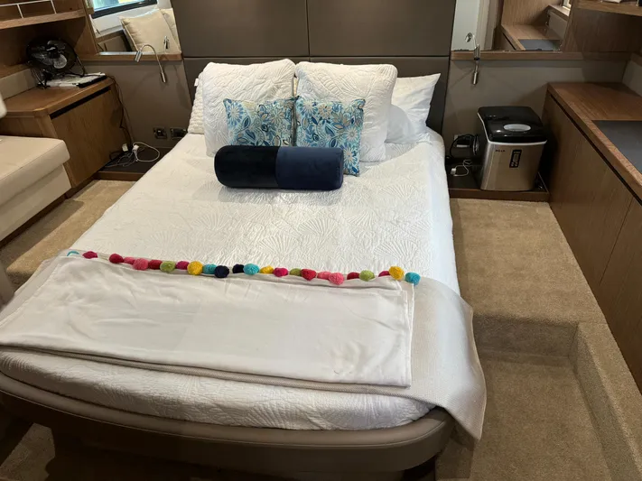 Graceful Yacht Photos Pics Luxurious bedroom interior of 2017 Sea Ray Sundancer 460 yacht with cozy bedding.