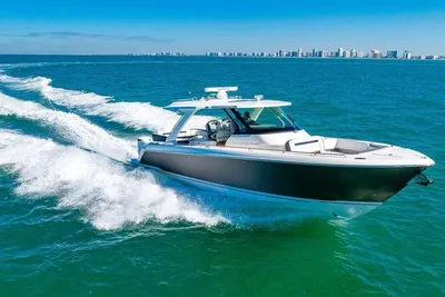 Tiara Yachts 38 LS