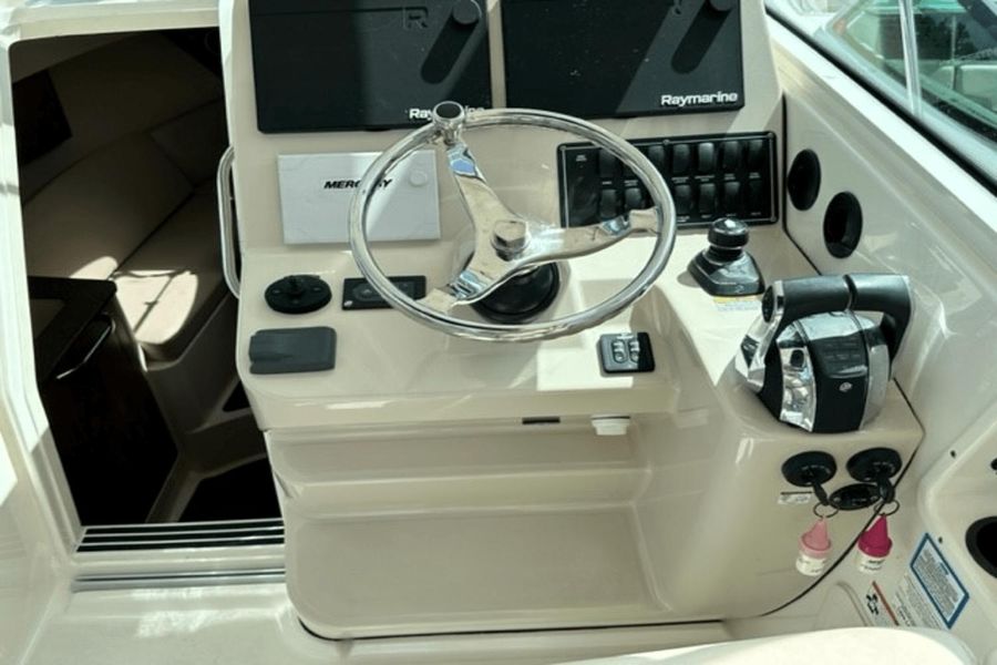 2019 Boston Whaler 315 Conquest