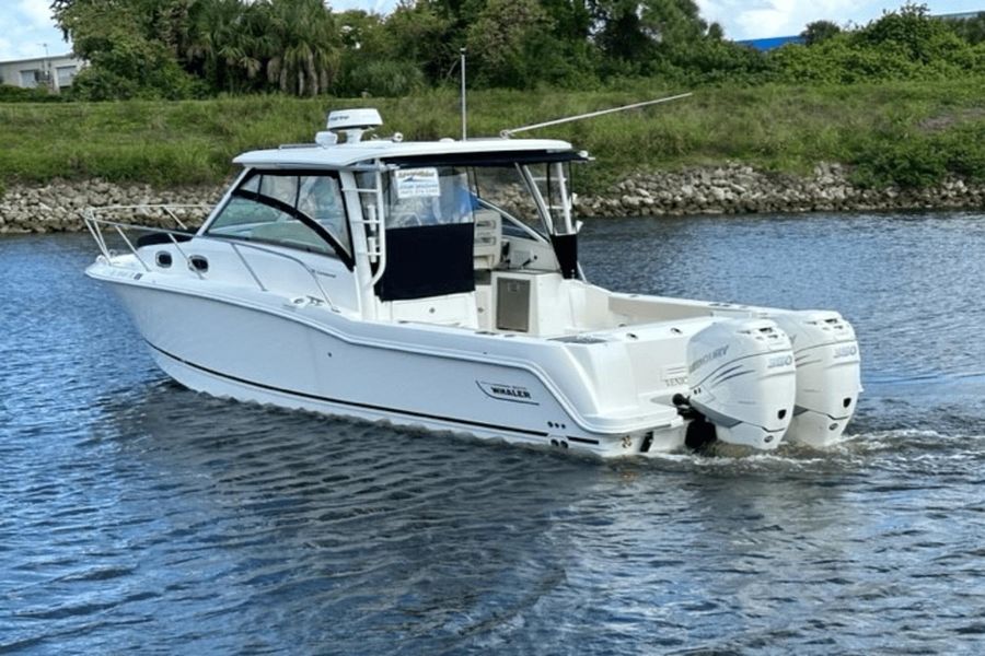 2019 Boston Whaler 315 Conquest