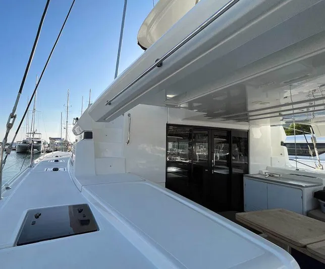 Kowi Kai Yacht Photos Pics 2020 Lagoon 50 yacht deck with sleek design and modern amenities.