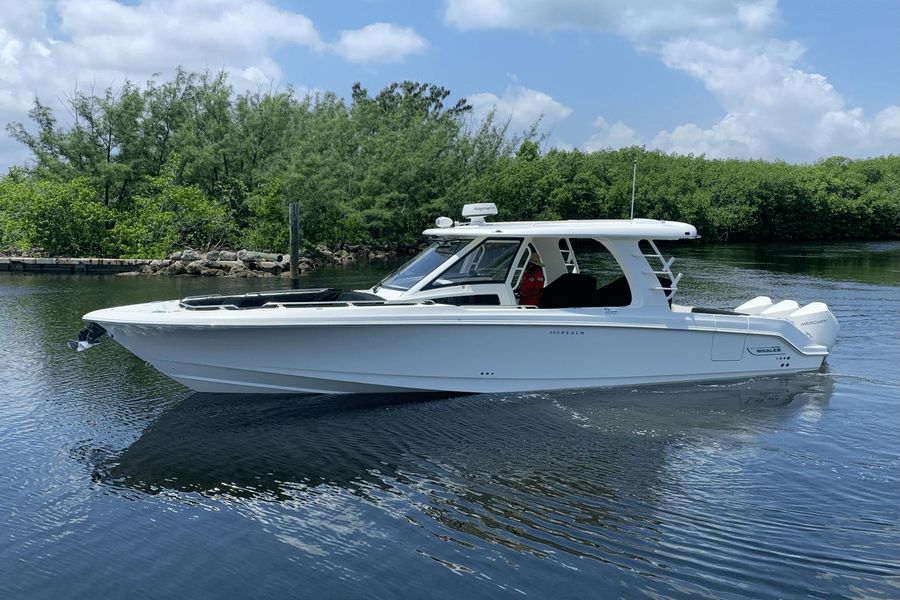 2022 Boston Whaler 350 Realm