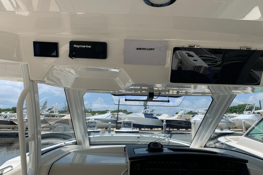 2022 Boston Whaler 350 Realm