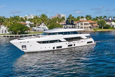 2022 Custom Line Navetta 37