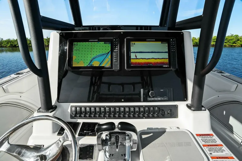  Yacht Photos Pics 2022 Twin Vee 280 GFX-Helm