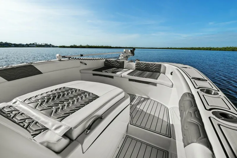  Yacht Photos Pics 2022 Twin Vee 280 GFX-Foredeck