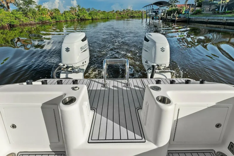  Yacht Photos Pics 2022 Twin Vee 280 GFX-Cockpit