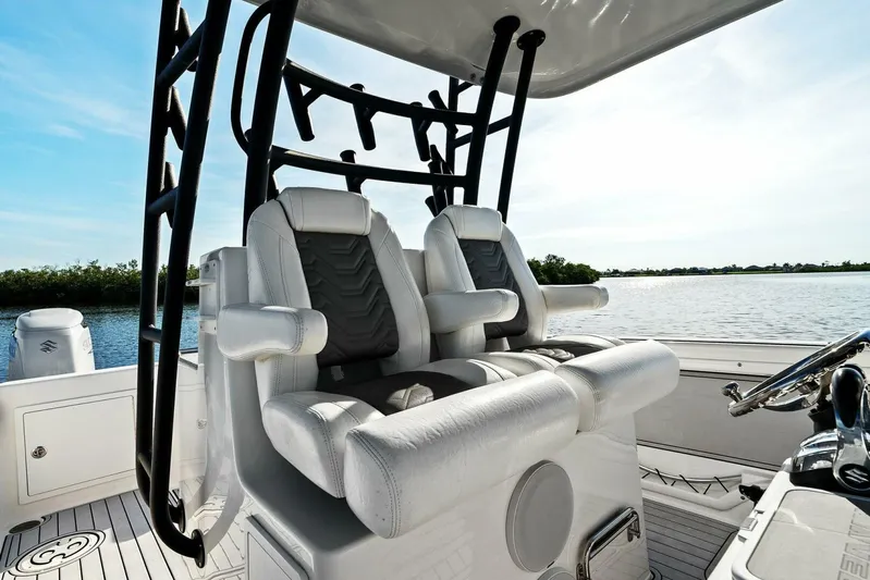  Yacht Photos Pics 2022 Twin Vee 280 GFX-Helm Seating
