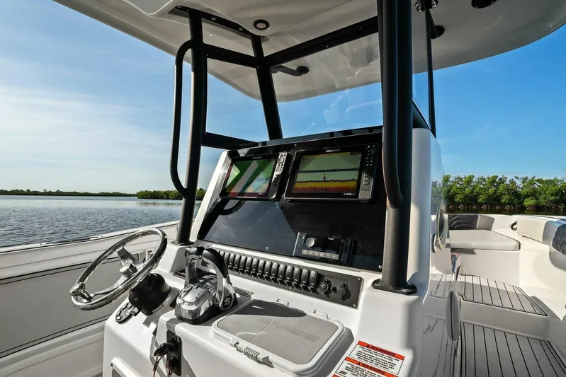  Yacht Photos Pics 2022 Twin Vee 280 GFX-Helm