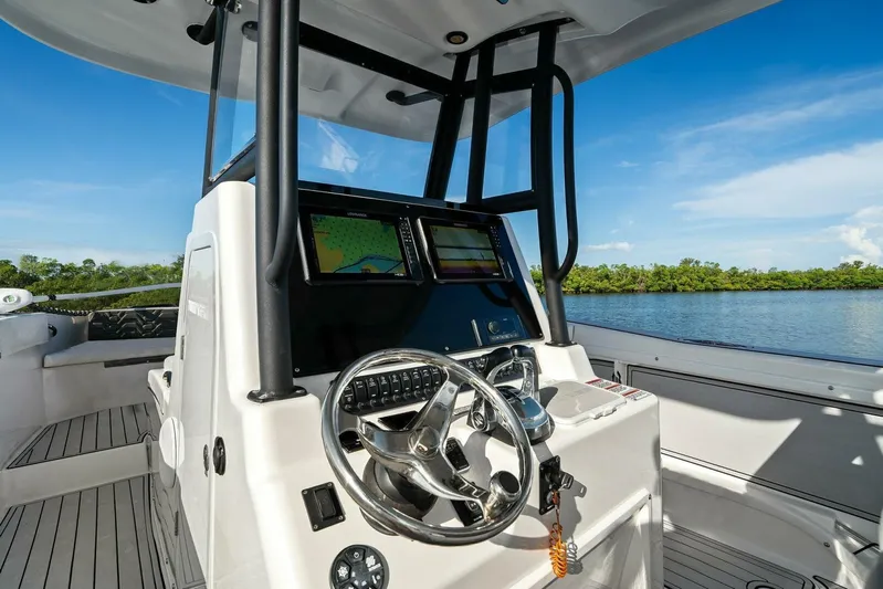  Yacht Photos Pics 2022 Twin Vee 280 GFX-Helm