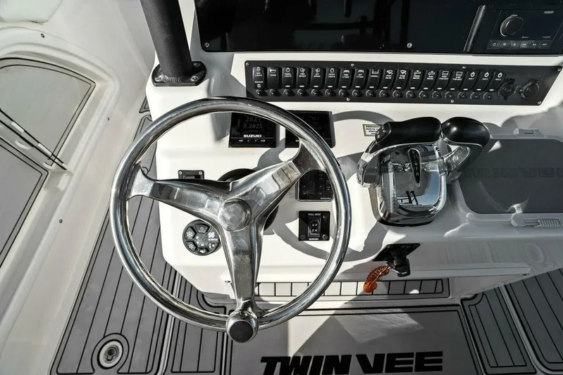  Yacht Photos Pics 2022 Twin Vee 280 GFX-Helm