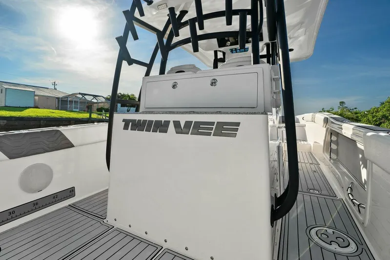  Yacht Photos Pics 2022 Twin Vee 280 GFX-Livewell