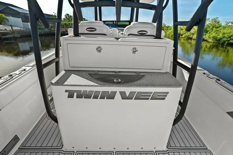  Yacht Photos Pics 2022 Twin Vee 280 GFX-Livewell