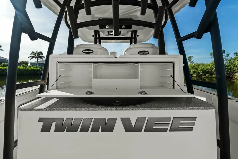  Yacht Photos Pics 2022 Twin Vee 280 GFX-Livewell