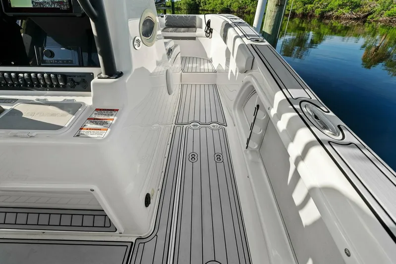  Yacht Photos Pics 2022 Twin Vee 280 GFX-In-DeckFish Box