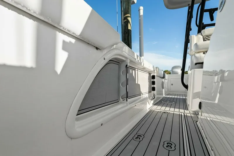  Yacht Photos Pics 2022 Twin Vee 280 GFX-In-DeckFish Box