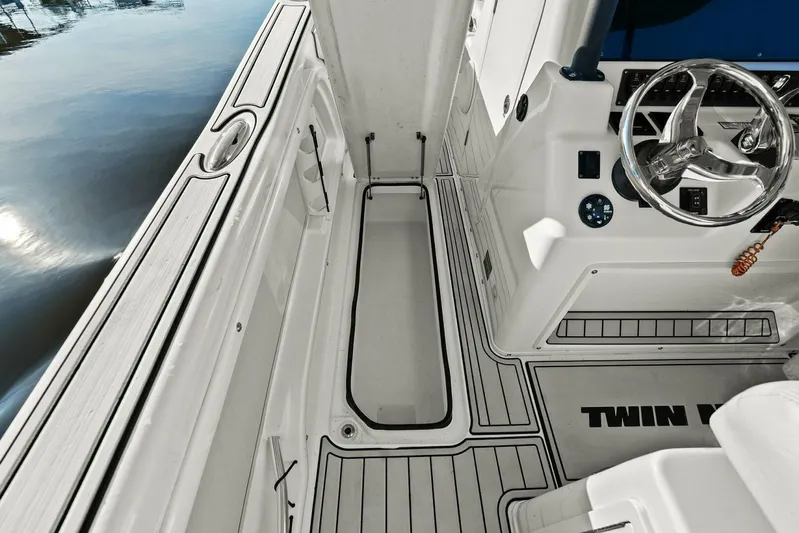  Yacht Photos Pics 2022 Twin Vee 280 GFX-In-DeckFish Box