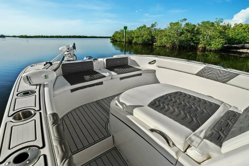  Yacht Photos Pics 2022 Twin Vee 280 GFX-Foredeck