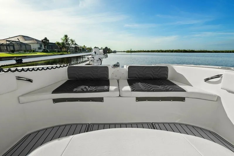  Yacht Photos Pics 2022 Twin Vee 280 GFX-Foredeck Seating