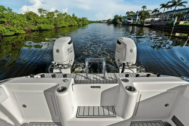  Yacht Photos Pics 2022 Twin Vee 280 GFX-Cockpit