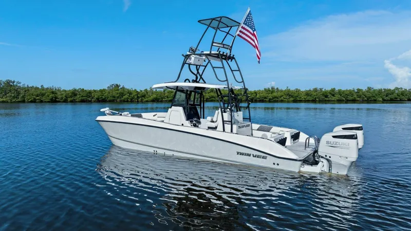  Yacht Photos Pics 2022 Twin Vee 280 GFX-Profile Stern 3/4 Port