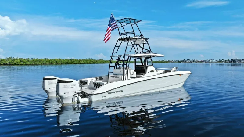  Yacht Photos Pics 2022 Twin Vee 280 GFX-Profile Stern 3/4 Starboard