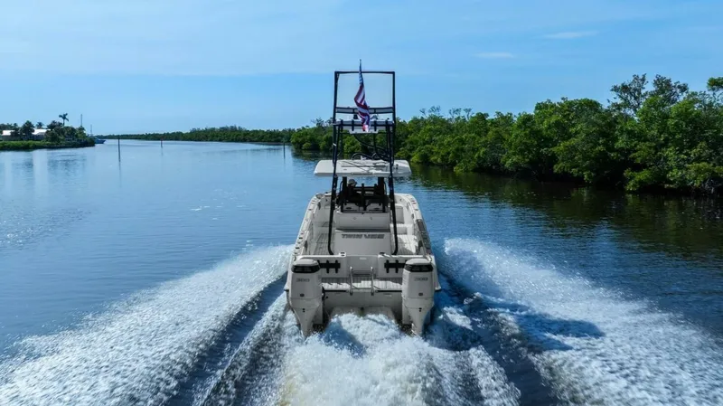  Yacht Photos Pics 2022 Twin Vee 280 GFX-Profile Stern