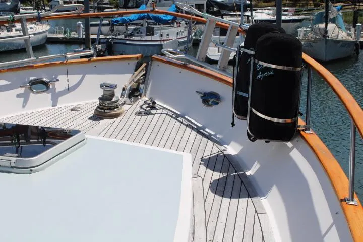 Blue Agave Yacht Photos Pics 1983 Ocean Alexander 43 Flush Aft Deck - foredeck