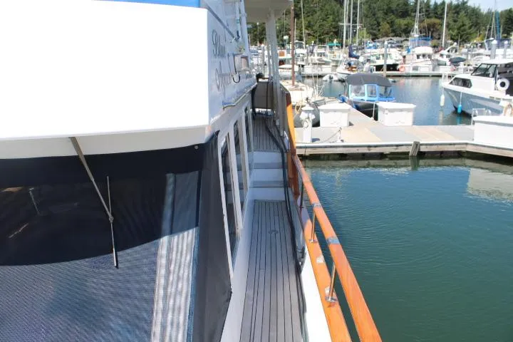 Blue Agave Yacht Photos Pics 1983 Ocean Alexander 43 Flush Aft Deck - side deck, looking aft