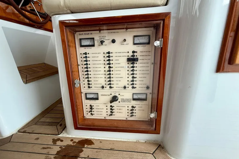  Yacht Photos Pics 2001 San Juan - Switch panel