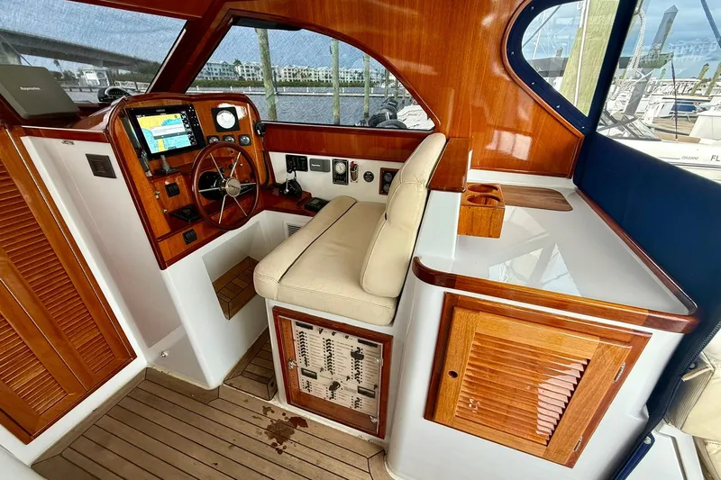  Yacht Photos Pics 2001 San Juan - Helm