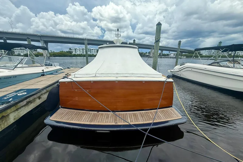  Yacht Photos Pics 2001 San Juan - Exterior profile on the water