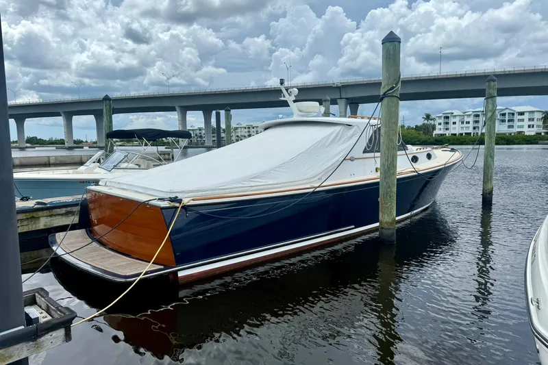  Yacht Photos Pics 2001 San Juan - Exterior profile on the water