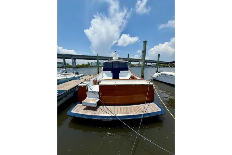  Yacht Photos Pics 2001 San Juan - Exterior profile on the water