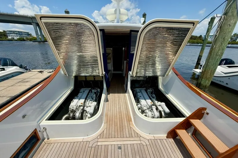  Yacht Photos Pics 2001 San Juan - Forward storage