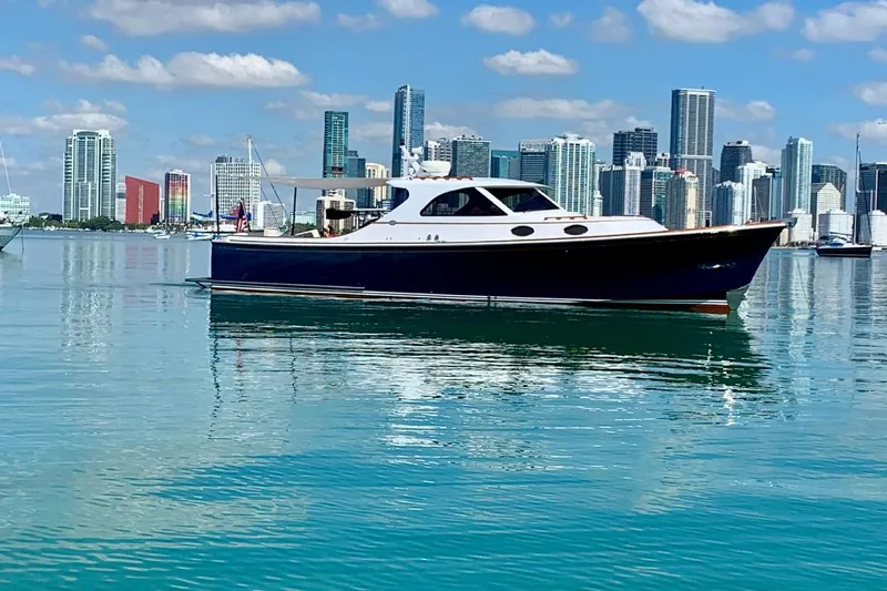  Yacht Photos Pics 2001 San Juan - Exterior profile on the water