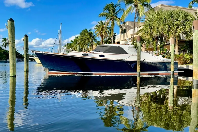 Yacht Photos Pics 2001 San Juan - Exterior profile on the water