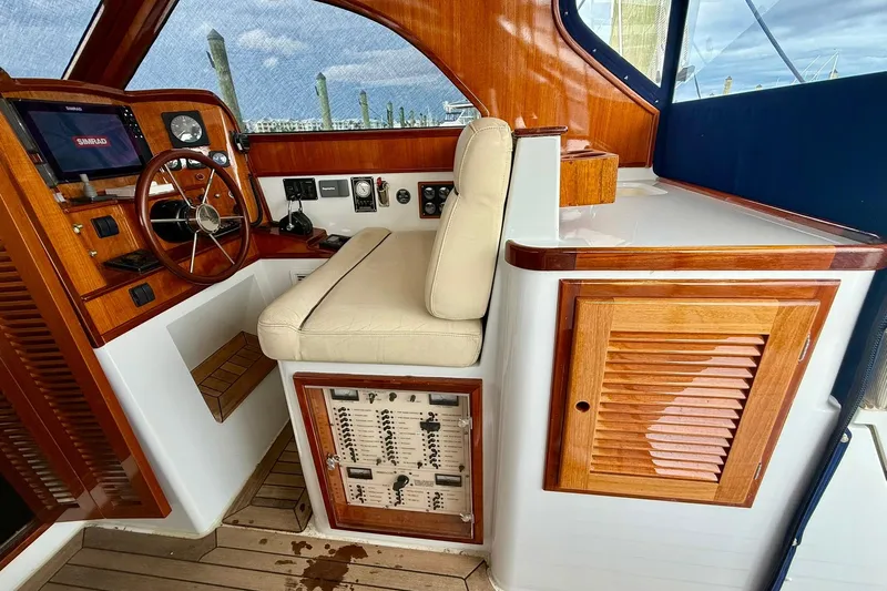  Yacht Photos Pics 2001 San Juan - Helm