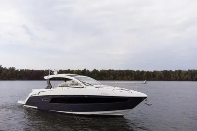 Cruisers Yachts 390 Express Coupe