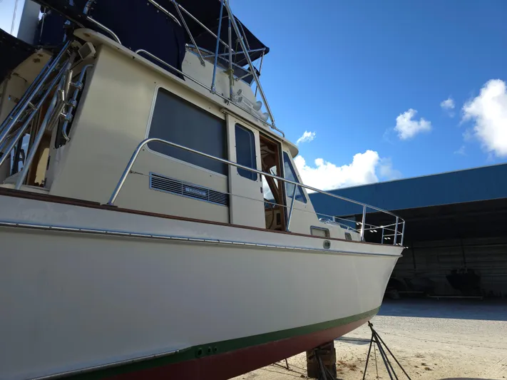 Lindy Yacht Photos Pics 2004 Legacy Sedan Flybridge boat on land, clear sky background.
