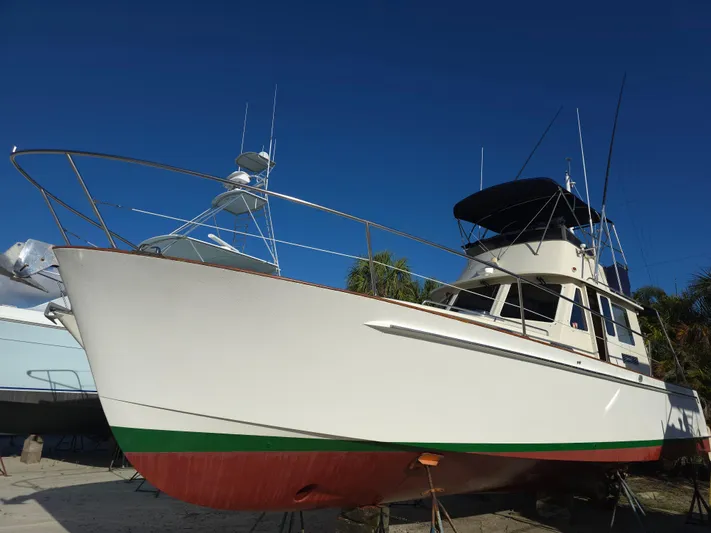 Lindy Yacht Photos Pics 2004 Legacy Sedan Flybridge boat on land under clear blue sky.