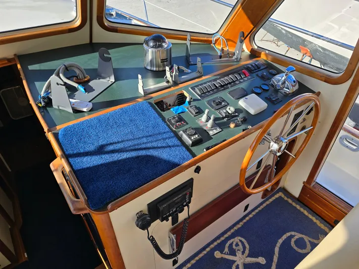 Lindy Yacht Photos Pics Control panel of a 2004 Legacy Sedan Flybridge with steering wheel and navigation instruments.