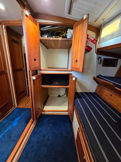 Lindy Yacht Photos Pics 2004 Legacy Sedan Flybridge interior with wooden cabinets and blue carpet.