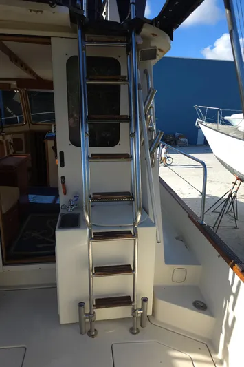 Lindy Yacht Photos Pics Stainless steel ladder on 2004 Legacy Sedan Flybridge boat, leading to upper deck.