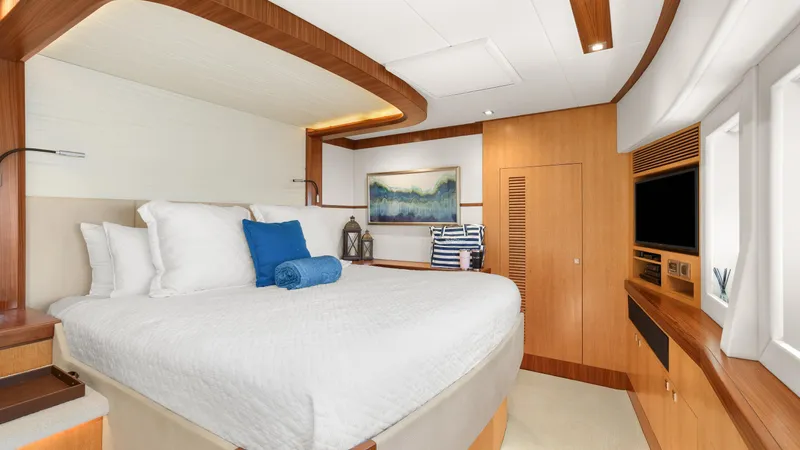 Sea Glass Yacht Photos Pics Luxurious yacht bedroom with modern decor, Horizon PC74, 2018 model.